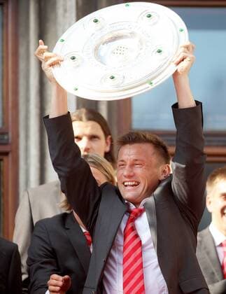 Sonntag 23.05.2010 - FC Bayern München feiert die Meisterschaft auf dem Rathausbalkon auf dem Münchner Marienplatz - Ivica Olic (FCB) mit der Meisterschale - DeFodi018