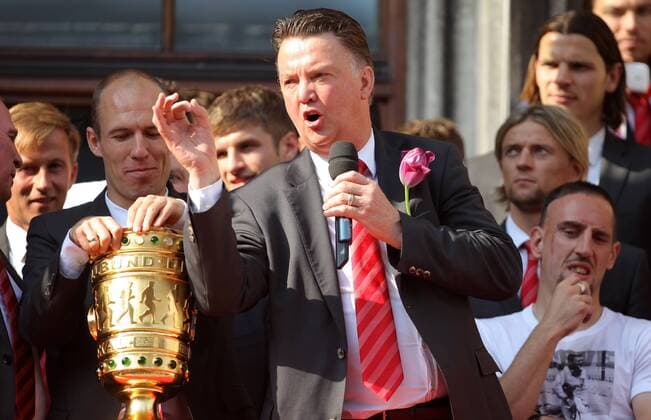 Sonntag 23.05.2010 - FC Bayern München feiert das Double auf dem Rathausbalkon auf dem Münchner Marienplatz - Trainer Louis van Gaal (FCB) - DeFodi018