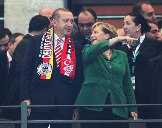 Freitag 08.10.2010, Länderspiel, EM - Quali in Berlin, Deutschland - Türkei, Bundeskanzlerin Dr. Angela Merkel (GER) mit Ministerpräsident Recep Tayyip Erdogan (Türkei) DeFodi018 o0 people Politik