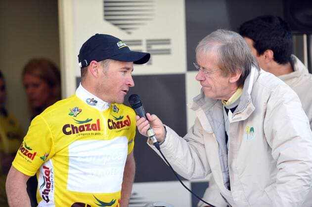 2011, Tour Mediterraneen, Etappe 01 Maubec Coustellet - Pertuis, Europcar 2011, Thomas Voeckler im gelben Trikot im Interview bei Toursprecher Daniel Mangeas, Pertuis 