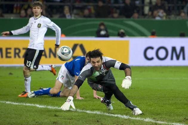 Torwart Gianluigi BUFFON (ITA) kann den Ball zum 1:0 fuer Deutschland nicht halten, Tor, Aktion, Fussball Länderspiel, Deutschland (GER) - Italien (ITA) am 09.02.2011. o0 Tor,