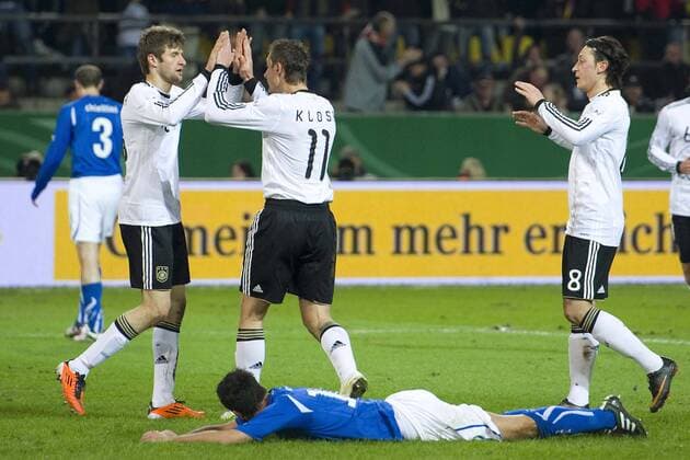 Thomas MÜLLER (li.), Torschuetze Miroslav KLOSE (mi.) und Mesut ÖZIL (alle GER) jubeln ueber das Tor zum 1:0 fuer Deutschland, Fussball Länderspiel, Deutschland (GER) - Italien (ITA) am 09.02.2011. o0 Jubel, Freude