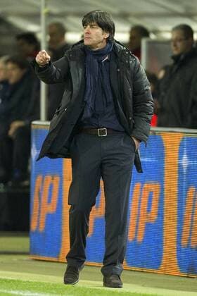 Bundestrainer Joachim LöW (GER) gibt Anweisungen, Geste, Gestik, Fussball Länderspiel, Deutschland (GER) - Italien (ITA) am 09.02.2011. o0 Trainer