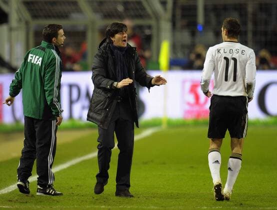 09.02.2011, Fussball Test-Länderspiel Deutschland - Italien, in Dortmund Signal-Iduna-Park-Stadion. Bundestrainer Joachim Löw (mitte, Deutschland) instruiert Miroslav Klose (Deutschland). o0 Nationaltrainer, Trainer,