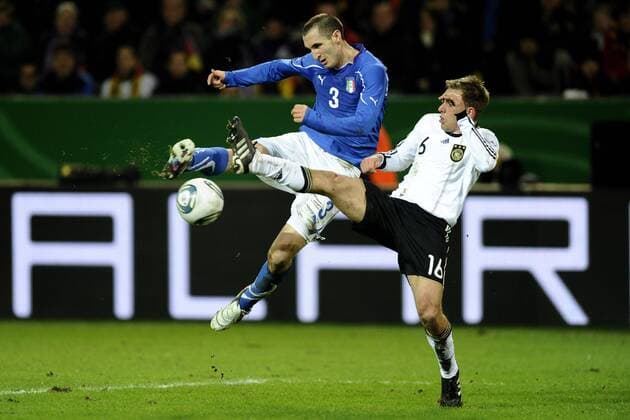 Länderspiel Deutschland - Italien am 09.02.2011 in Dortmund Giorgio Chiellini ( Italien ), links - Philipp Lahm ( Deutschland ), rechts
