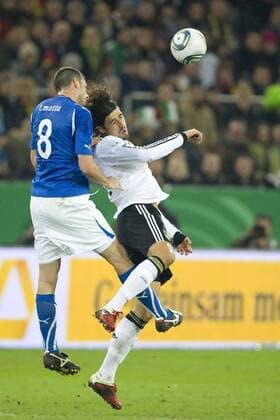 Thiago MOTTA (ITA, li.) gegen Sami KHEDIRA (GER), Aktion, Zweikampf, Fussball Länderspiel, Deutschland (GER) - Italien (ITA) am 09.02.2011.