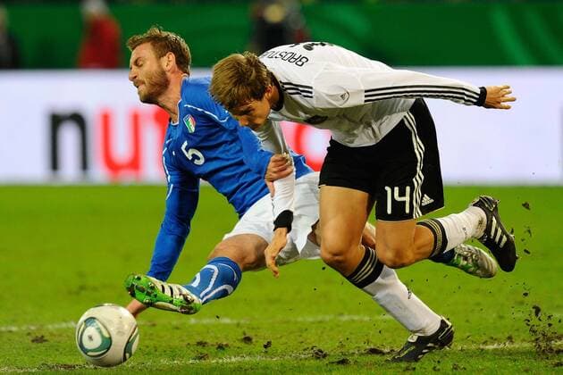 Dortmund - Deutschland - Italien - Daniele De Rossi (ITA, li.) - Holger Badstuber (GER) 