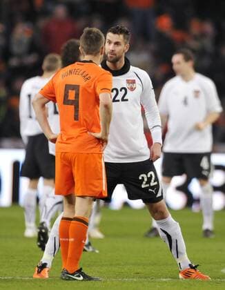 Fussball, internationales Testspiel Niederlande (orange) - Österreich (weiss) im Philips Stadion, Eindhoven --- Stefan Maierhofer (R) im Gespräch mit Klaas Jan Huntelaar