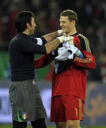 09.02.2011, Fussball Test-Länderspiel Deutschland (weiß) vs Italien (blau), in Dortmund Signal-Iduna-Park-Stadion. Torwart Gianluigi Buffon (li, Italien) nach dem Spiel mit Torwart Manuel Neuer (Deutschland).