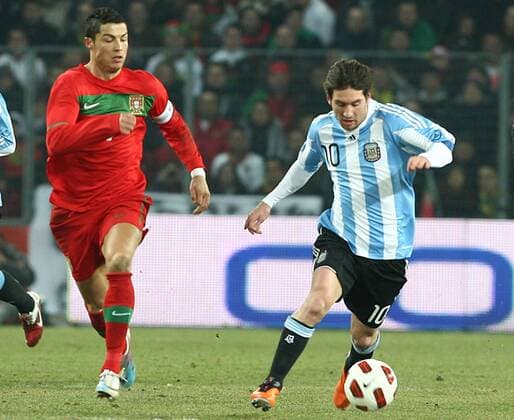 Zweikampf zwischen Cristiano Ronaldo (li., Portugal) und Lionel Messi (r., Argentinien)