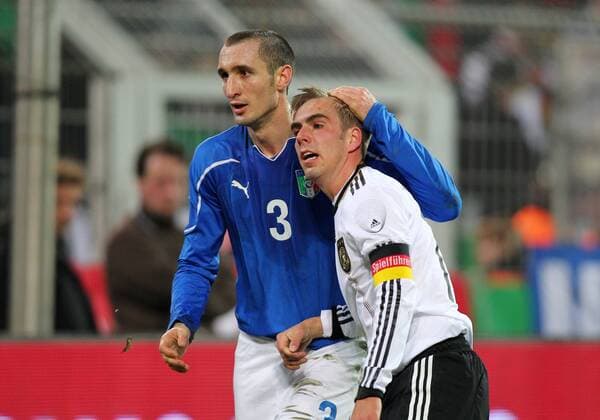 Fussball Nationalmannschaft Länderspiel Laenderspiel Saison 10 11 09.02.2011 BR Deutschland (weiß) vs. Italien (blau) Giorgio Chiellini (L) , Philipp Lahm