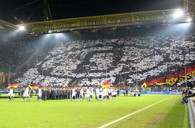 Fussball Nationalmannschaft Länderspiel Laenderspiel Saison 10 11 09.02.2011 BR Deutschland - Deutsche Fans bilden auf der Südtribüne des Signal Iduna Parks das Länderzeichen - D - nach