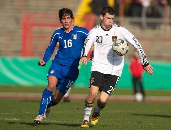 Fussball Oberhausen 09.02.2011 U20 Laenderspiel Deutschland (GER) - Italien (ITA) 3:1 Pascal Groß Gross (Deutschland, No.20) vs Antonio Vacca (16)