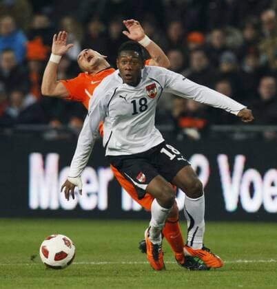 Wesley Sneijder (NED) in duel with David Alaba (AUT, front) - 