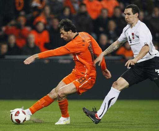 Ruud van Nistelrooy (NED, L) in duel with Emanuel Pogatetz (AUT) - 