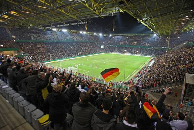 Donnerstag 09.02.2011, Freundschaftsspiel, Testspiel der Deutschen Nationalmannschaft in Dortmund, Übersicht vom Signal Iduna Park, Stadion DeFodi018 o0 Zuschauer Fans Zuschauerperspektive