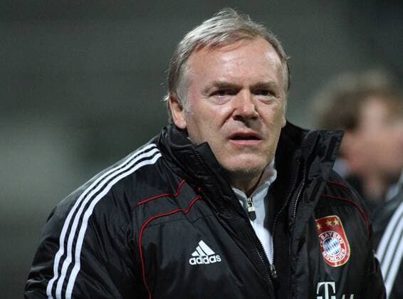 Trainer Hermann Gerland (FC Bayern II), FC Bayern München II (rot) - FC Carl Zeiss Jena (blau) o0 Amateure, Amat, A, II, U23 U 23