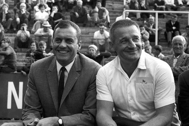Trainer Gyula Lorant (1. FC Kaiserslautern, re.) mit seinem Nachfolger Otto Knefler