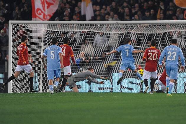 AS Rom (rot) - SSC Neapel (blau): Edinson Cavani (Mitte) erzielt ein Tor gegen Torwart Julio Sergio (Rom) 