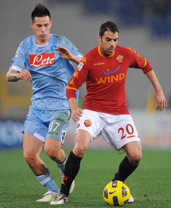 AS Rom (rot) - SSC Neapel (blau): Simone Perrotta (re.) gegen Marek Hamsik 
