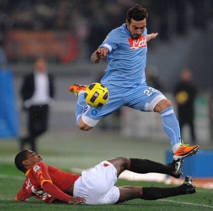 AS Rom (rot) - SSC Neapel (blau): Ezequiel Lavezzi (o.) gegen Juan 
