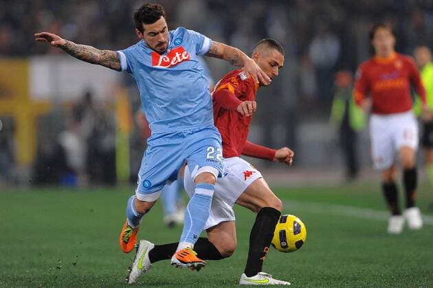 AS Rom (rot) - SSC Neapel (blau): Ezequiel Lavezzi (li.) gegen Aleandro Rosi 