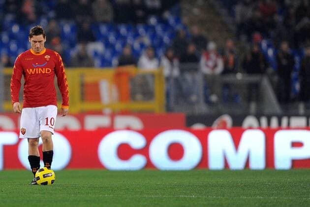 AS Rom (rot) - SSC Neapel (blau): Francesco Totti enttäuscht  o0 Werbebande, Bande, Werbung, comp Schriftzug