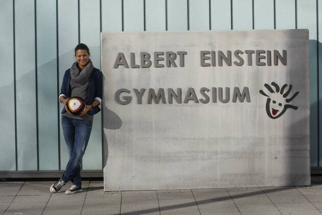 Erfurt, Nationalspielerin Dzsenifer Marozsan (GER 1. FFC Frankfurt) - Spiel in zwei Teilen der Kinderserie Schloß Einstein o0 Schriftzug Albert Einstein Gymnasium Schule Tafel Stein Objekte