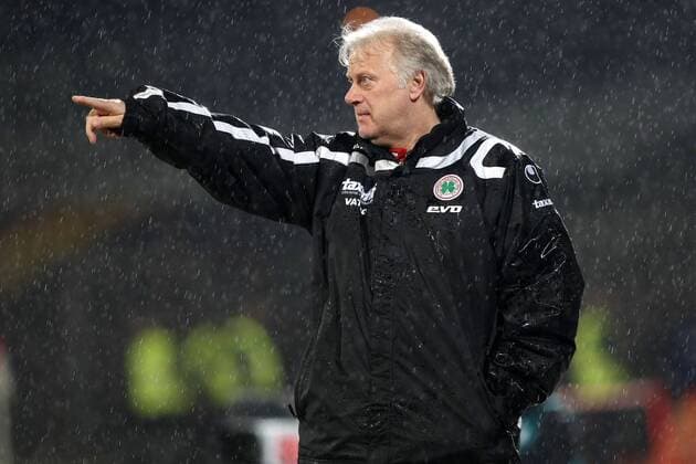 Fußball, Trainerhistorie, Rot-Weiß Oberhausen Rot Weiss Oberhausen (RWO) - SC Paderborn 07 - Trainer Hans-Günter Bruns (Oberhausen) gibt Anweisungen an seine Mannschaft.