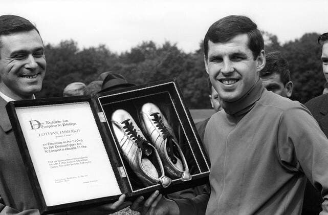 Lothar Emmerich (BVB, re.) wird als Wegbereiter des Sieges im Finale des Europapokals der Pokalsieger 1966 geehrt o00 Objekte Schuh Fußballschuh kurios Komik