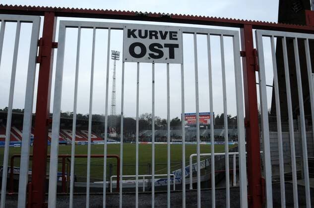 Fußball, Stadiongeschichte Kickers Offenbach 11.02.2011, Offenbacher Kickers, das Stadion Bieberer Berg, Eingang zur Ostkurve