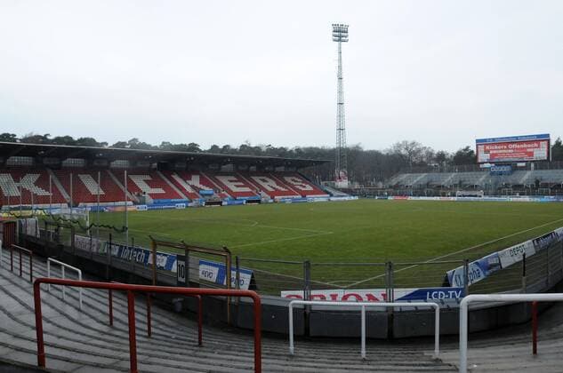 Fußball, Stadiongeschichte Kickers Offenbach 11.02.2011, Offenbacher Kickers, das Stadion Bieberer Berg - Haupttribühne und die Stahlrohrtribüne