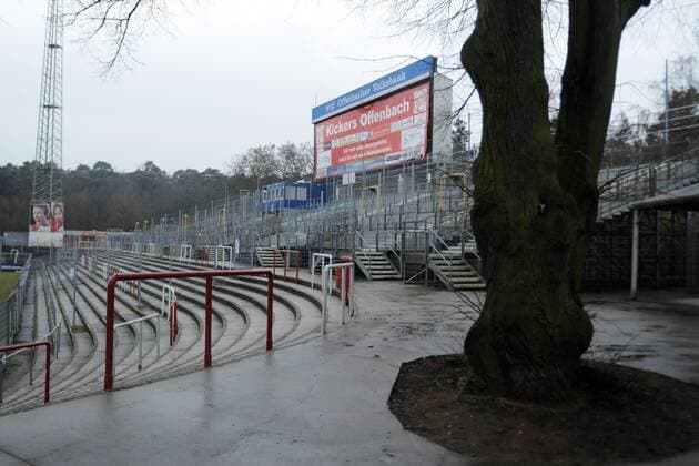 Fußball, Stadiongeschichte Kickers Offenbach 11.02.2011, Offenbacher Kickers, das Stadion Bieberer Berg - Stahlrohrtribüne