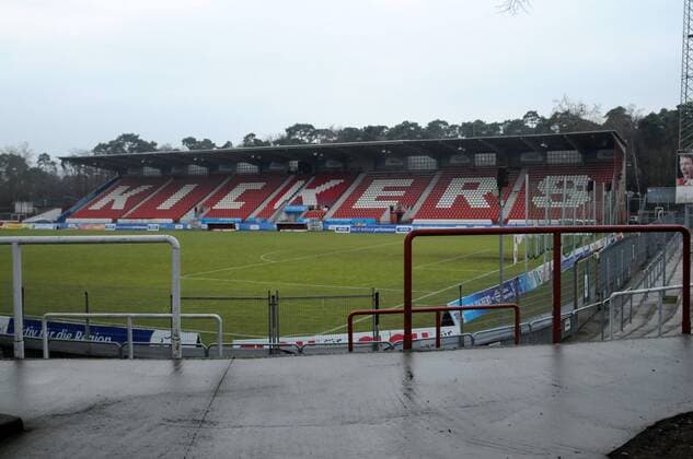 Fußball, Stadiongeschichte Kickers Offenbach 11.02.2011, Offenbacher Kickers, das Stadion Bieberer Berg - Haupttribüne o0 Schriftzug
