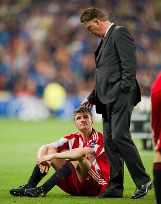 Nach dem Spielende: Enttaeuschung bei Thomas MUELLER (FC Bayern München), Trainer Louis VAN GAAL (r FC Bayern München) bei ihm. Champions League Finale in Madrid FC Bayern München (rot) vs. Inter Mailand (blau)