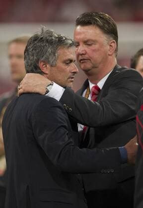 Nach dem Spiel: Faire Gestik - Trainer Jose MOURINHO (Inter Mailand) geht zum Trainer Louis VAN GAAL (r BAY) Champions League Finale in Madrid FC Bayern München (rot) vs. Inter Mailand (blau) o0 Fairplay, fair play, Fairness gratulieren, Gratulation, Glückwunsch, beglückwünschen