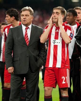 Enttaeuscht: Philipp LAHM und Pressesprecher Markus HOERWICK (vr FC Bayern München) Champions League Finale in Madrid FC Bayern München (rot) vs. Inter Mailand (blau)
