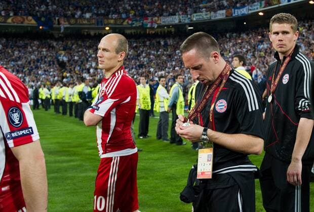 Siegerehrung: Enttaeuscht gehen Arjen ROBBEN und Franck RIBERY (vl FC Bayern München) nach der Ehrung auf den Platz zurueck. Champions League Finale in Madrid FC Bayern München (rot) vs. Inter Mailand (blau) o0 Silber, Silbermedaille, Medaille Objekt