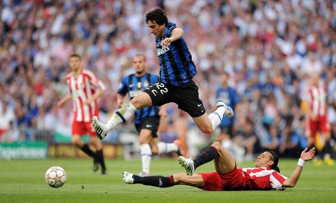 Martin DEMICHELIS (unten FC Bayern München) - Diego MILITO (Inter Mailand) Champions League Finale in Madrid FC Bayern München (rot) vs. Inter Mailand (blau)