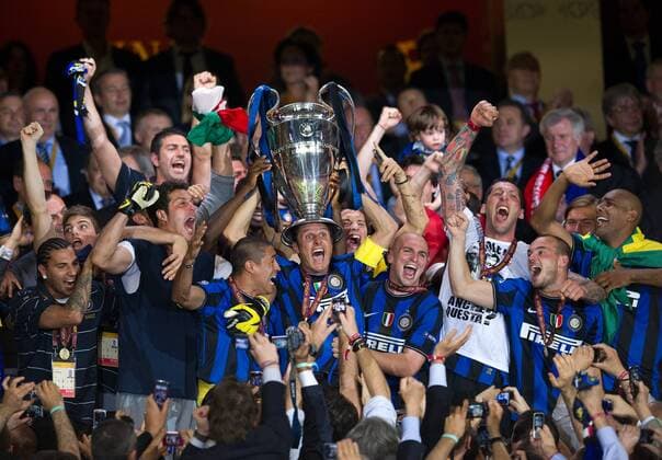 Siegerehrung: Kapitaen Javier ZANETTI (Inter Mailand) streckt den Pokal in die Hoehe. Champions League Finale in Madrid Inter Mailand (blau) o0 Europapokalsieg Siegerfoto Pokal Trophäe Objekt