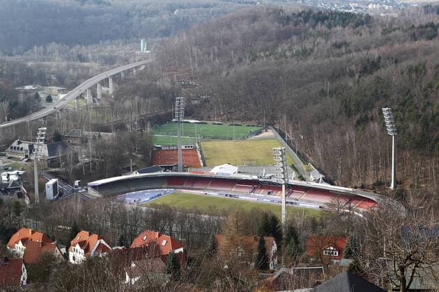 Fußball, Stadiongeschichte FC Erzgebirge Aue Aue, 14.02.2011, Erzgebirgsstadion, Fussball, 2.Bundesliga, FC Erzgebirge Aue Blick auf das Erzgebirgsstadion mit Panoramablick über Berge des Erzgebirges. Eingebettet in das Lößnitztal liegt das Stadion des Zweitligisten o0 Landschaft
