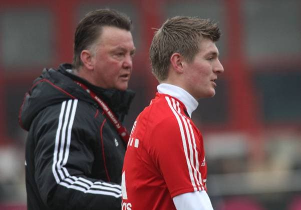 Trainer Louis van Gaal (L) und Toni Kroos Fussball Herren 1.BL FC Bayern München 16.02.2011 Training