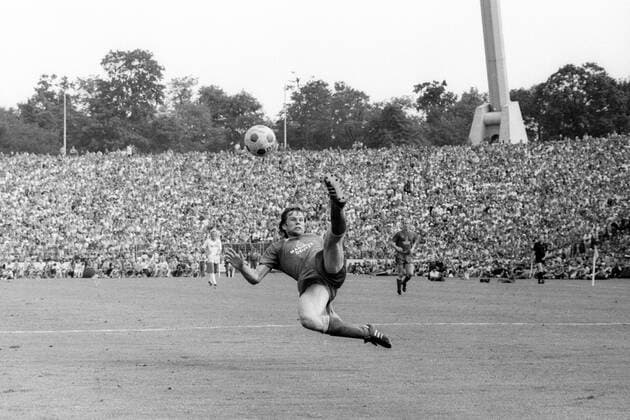 Udo Horsmann (FC Bayern München) - Fallrückzieher Aktion, Einzelbild, Rückzieher, Fallrückzieher, artistisch, akrobatisch, Aufmacher