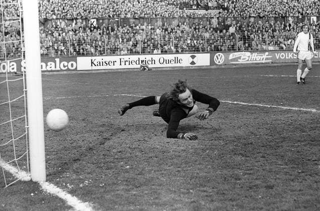 Torwart Sepp Maier (FC Bayern München) Aktion, Einzelbild, Aufmacher Werbebande Bande Sponsor Werbung Wirtschaft Kaiser Friedrich Quelle