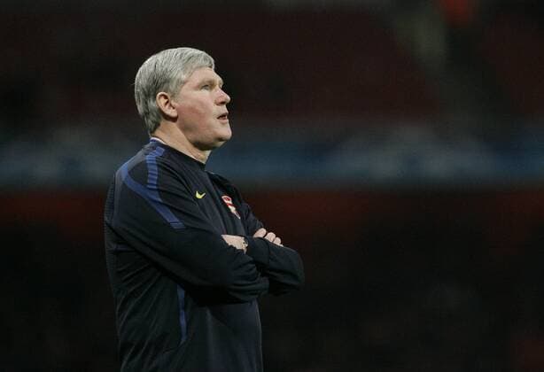 Fußball, Trainerhistorie, FC Arsenal Arsenal s assistant coach Pat Rice looks on 16.02.2011 - ARSENAL London (RED) vs FC BARCELONA (Barca, GREEN) --- 