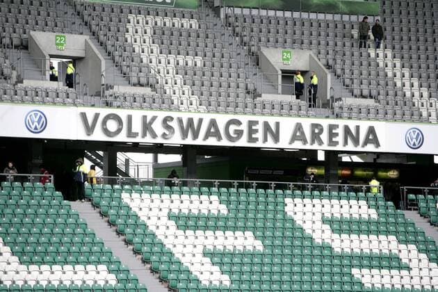 Schriftzug Volkswagen Arena 1. Fußball Bundesliga: VfL Wolfsburg in der Volkswagen Arena in Wolfsburg. o0 totale Tribüne Sportstätte Leere