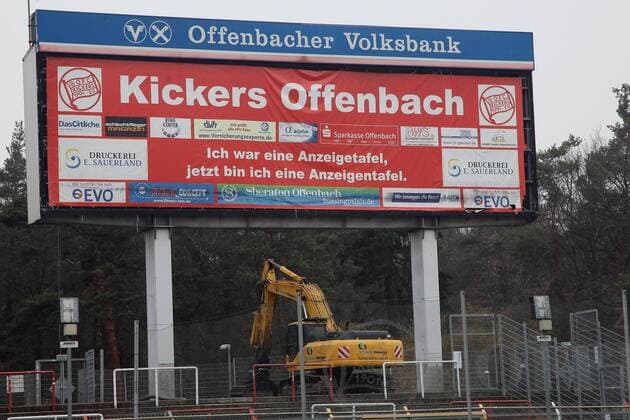 Fußball, Stadiongeschichte Kickers Offenbach Kickers Offenbach - Bagger auf der ehemalige Stahlrohrtribüne des Stadions am Bieberer Berg, die ehemalige Anzeigetafel dient nun als Werbefläche o0 Umbau Stadionumbau Renovierung Stadionrenovierung Sanierung Stadionsanierung