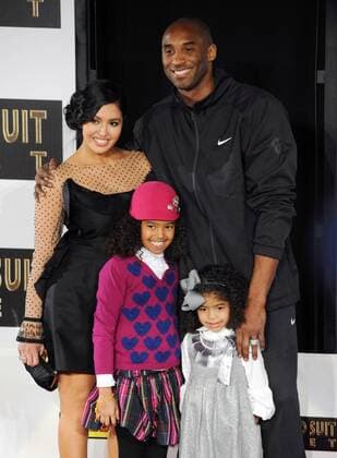 Los Angeles Lakers Kobe Bryant poses with his wife Vanessa and their daughters Natalia Diamante (L) and Gianna Maria-Onore following a hand and footprint ceremony at Grauman s Chinese Theatre in Los Angeles on February 19, 2011. Bryant became the first athlete to be immortalized at Grauman s. His hands and footprints will sit alongside Hollywood greats.  LAP2011021908 o0 Spielerfrau, Partnerin, Frau, Ehefrau, Familie, Kind, Tochter