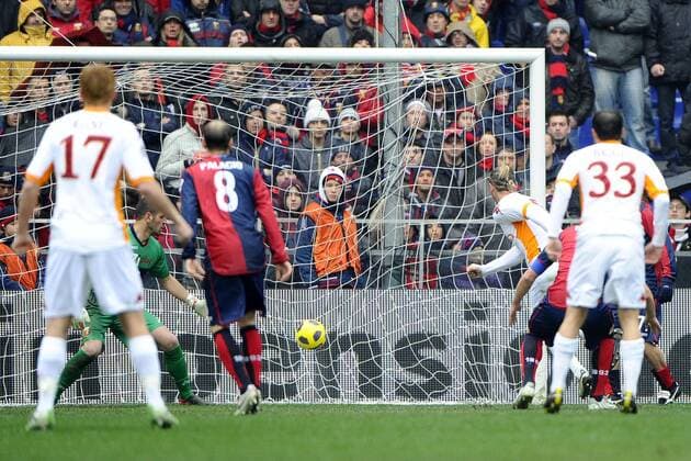 CFC Genoa FC Genua 1893 (blau) vs. AS Rom (weiß) --- Philippe Mexes (Rom, hi.) erzielt das 0:1  o0 Tor Totale