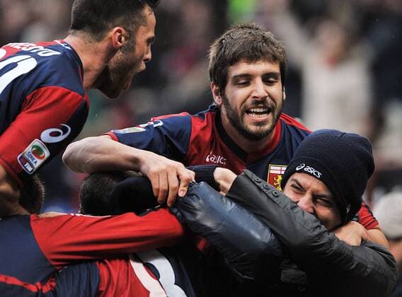 CFC Genoa FC Genua 1893 (blau) vs. AS Rom (weiß) --- Jubel mit Miguel Veloso (Mitte) und Giandomenico Mesto (li.) pegasoxinside o0 Freude Emotionen